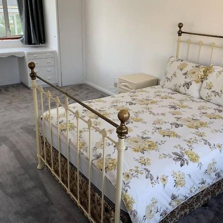 5 Bedroom House With Outdoor Space อัพมินสเตอร์ ภายนอก รูปภาพ